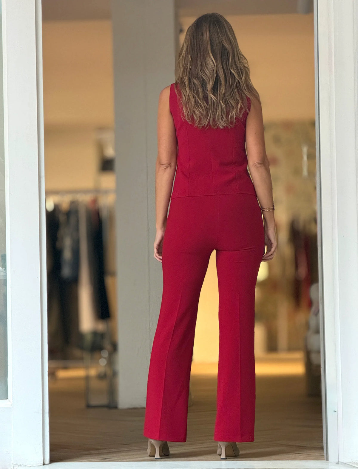 Total look chaqueta pantalón y chaleco marsala