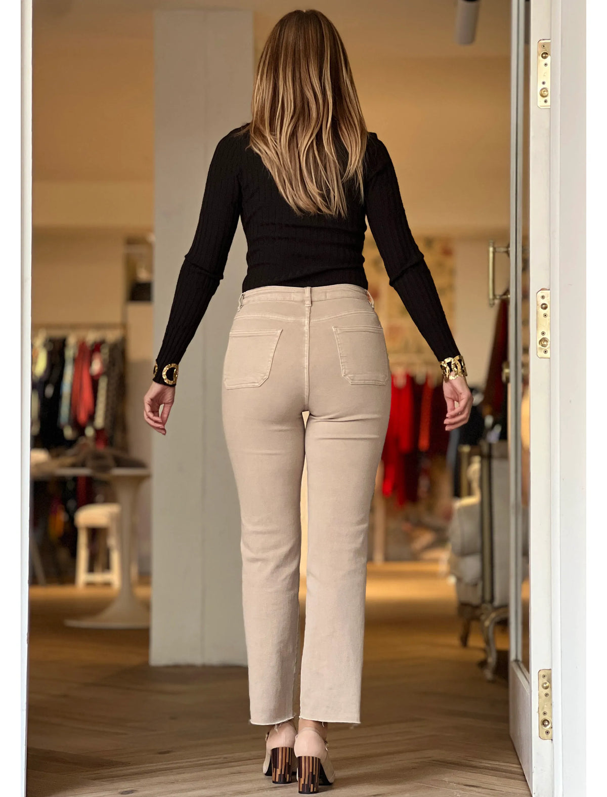 Pantalón vaquero beig bolsillos