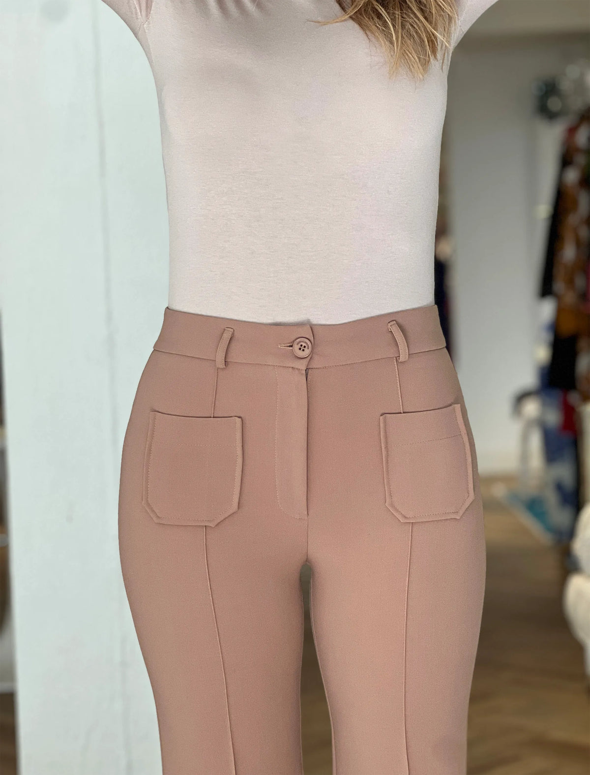 Pantalón camel ideal de bolsillos