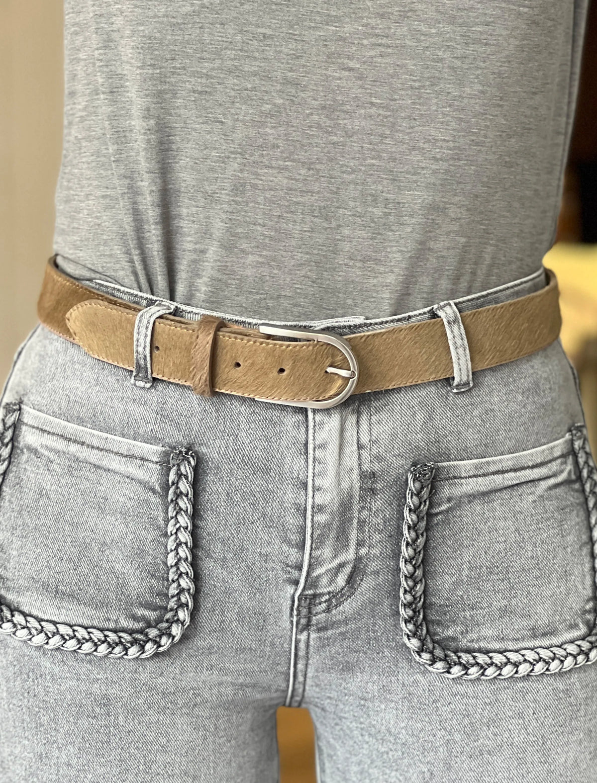 Pantalón vaquero bolsillos trenzados gris