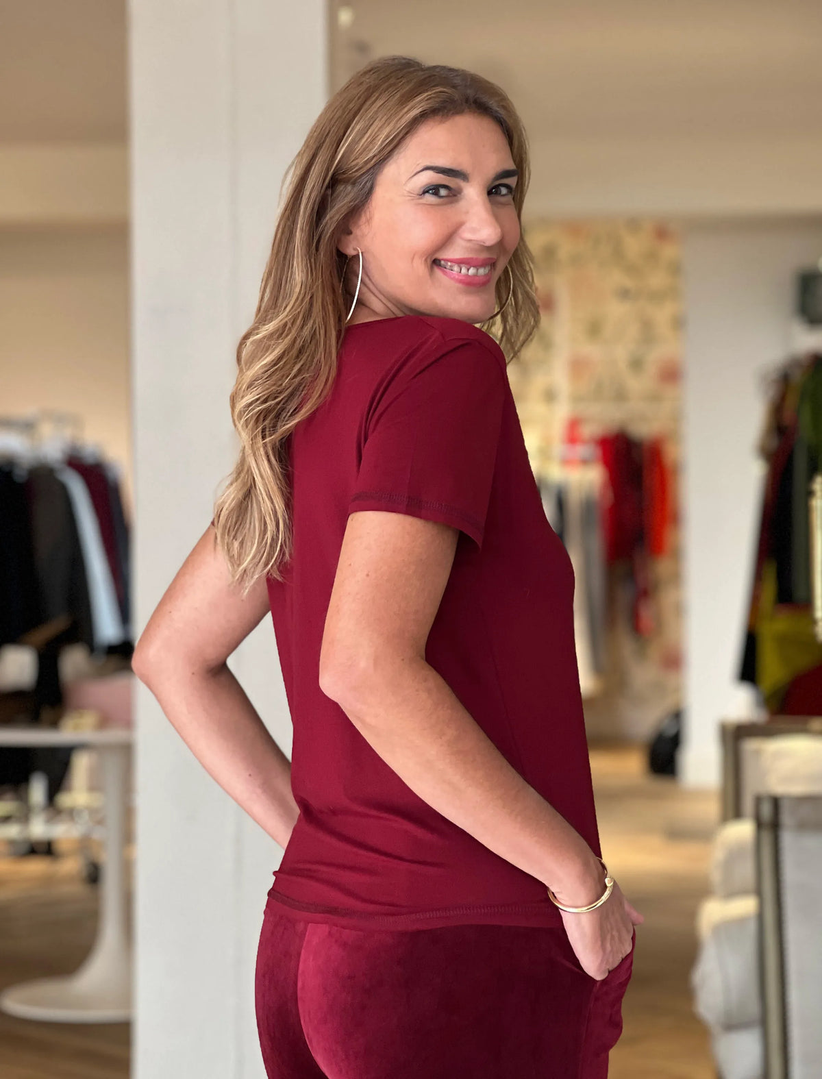 Camiseta de pico marsala