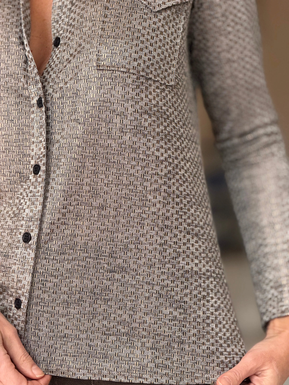 Camisa fluida de bolsillos dorada