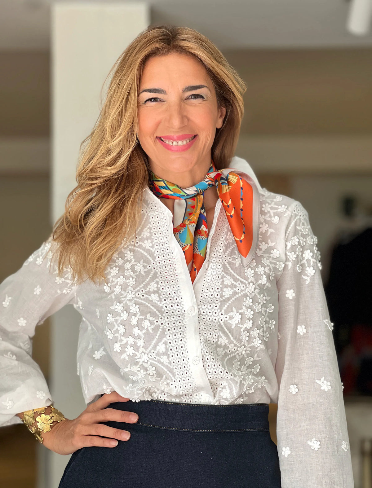 Camisa blanca de mujer preciosa de encajes
