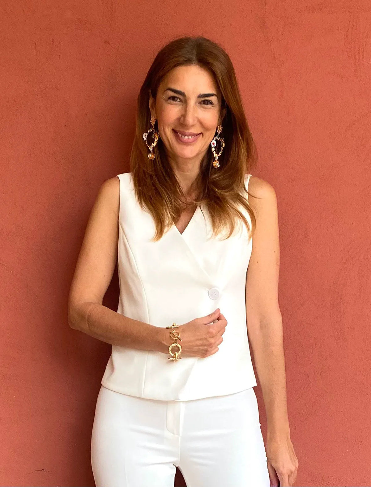 Total look con chaleco chic y pantalón para todo blanco