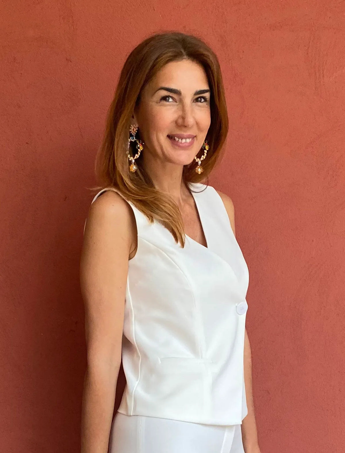 Total look con chaleco chic y pantalón para todo blanco