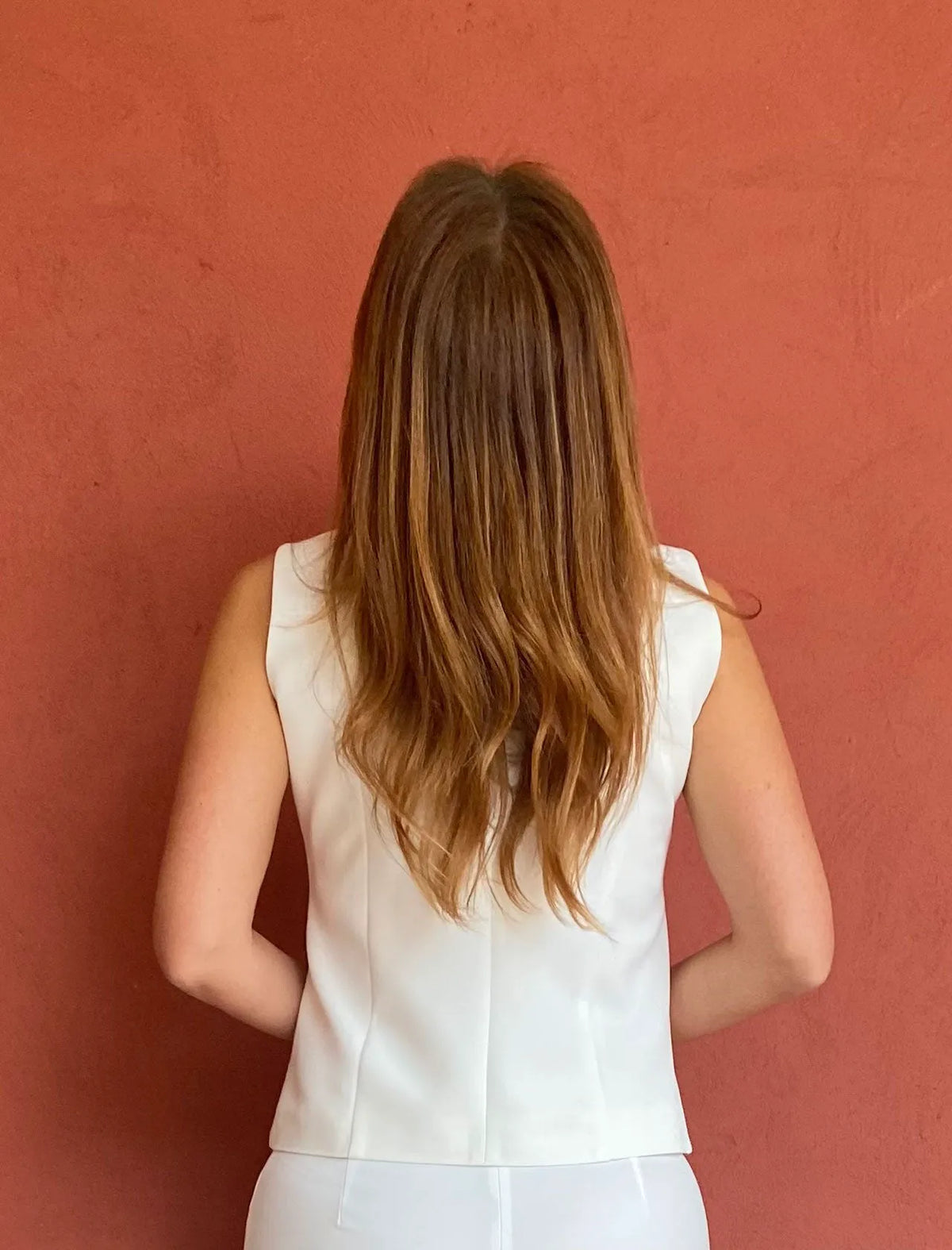 Total look con chaleco chic y pantalón para todo blanco