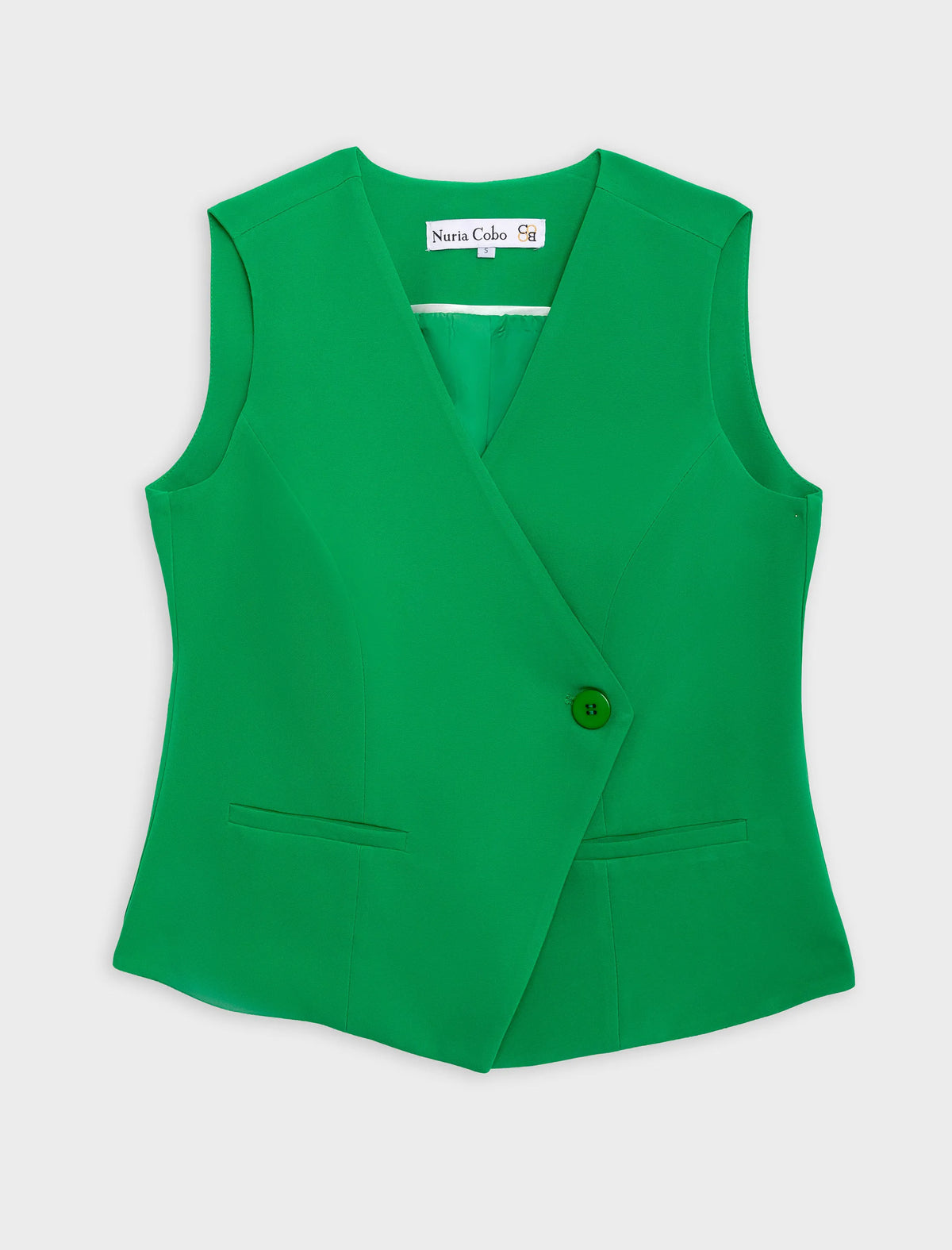 Total look con chaleco chic y pantalón para todo verde