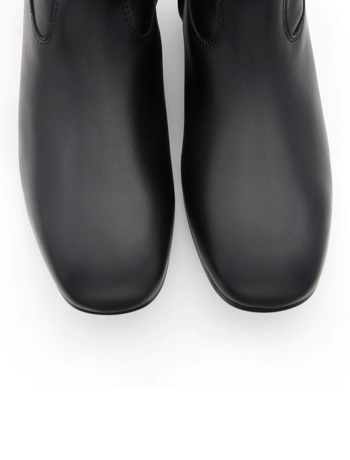 Botín plano chic negro