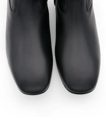 Botín plano chic negro