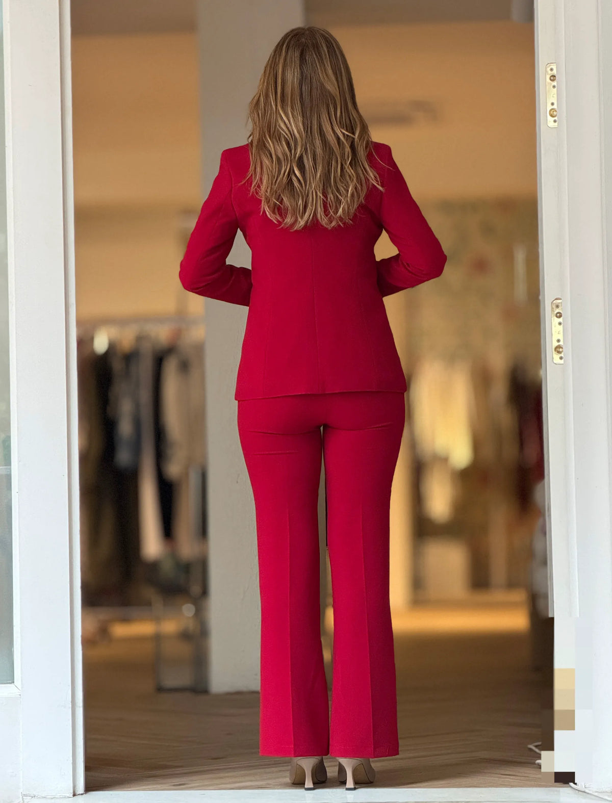 Total look chaqueta pantalón y chaleco marsala