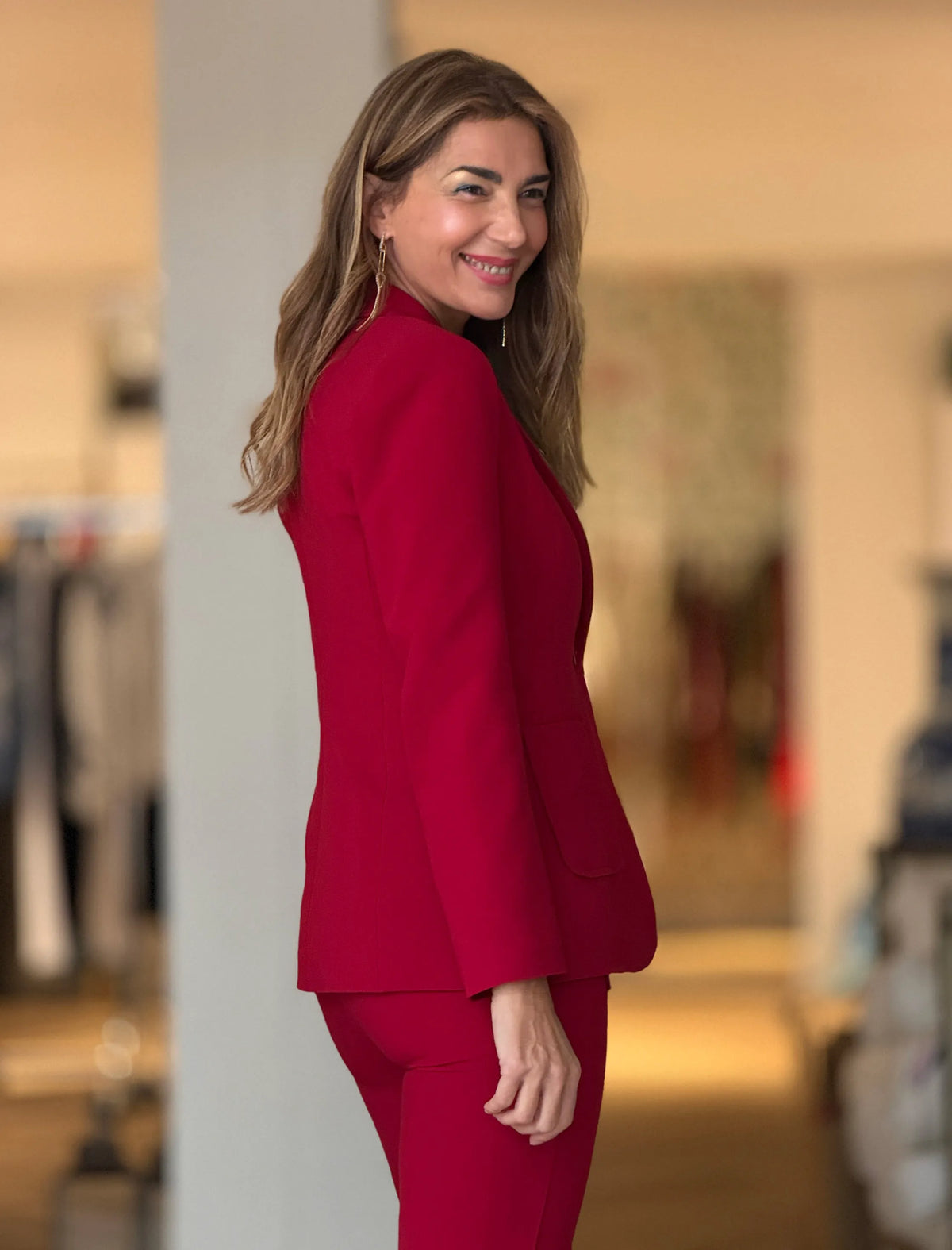 Total look chaqueta pantalón y chaleco marsala
