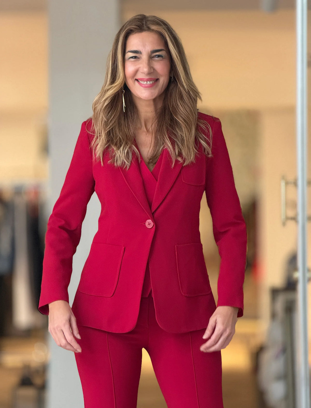 Total look chaqueta pantalón y chaleco marsala