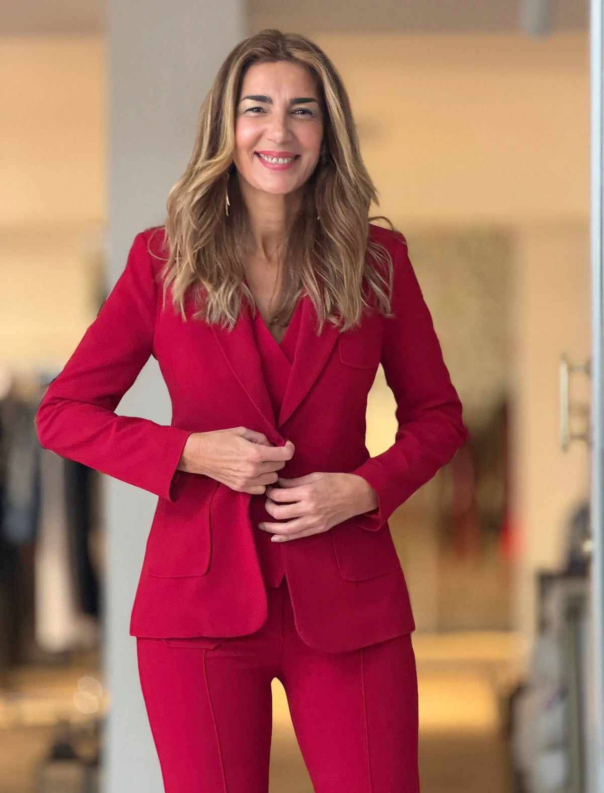 Total look chaqueta pantalón y chaleco marsala