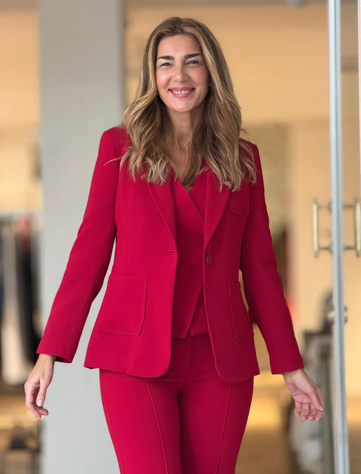 Total look chaqueta pantalón y chaleco marsala