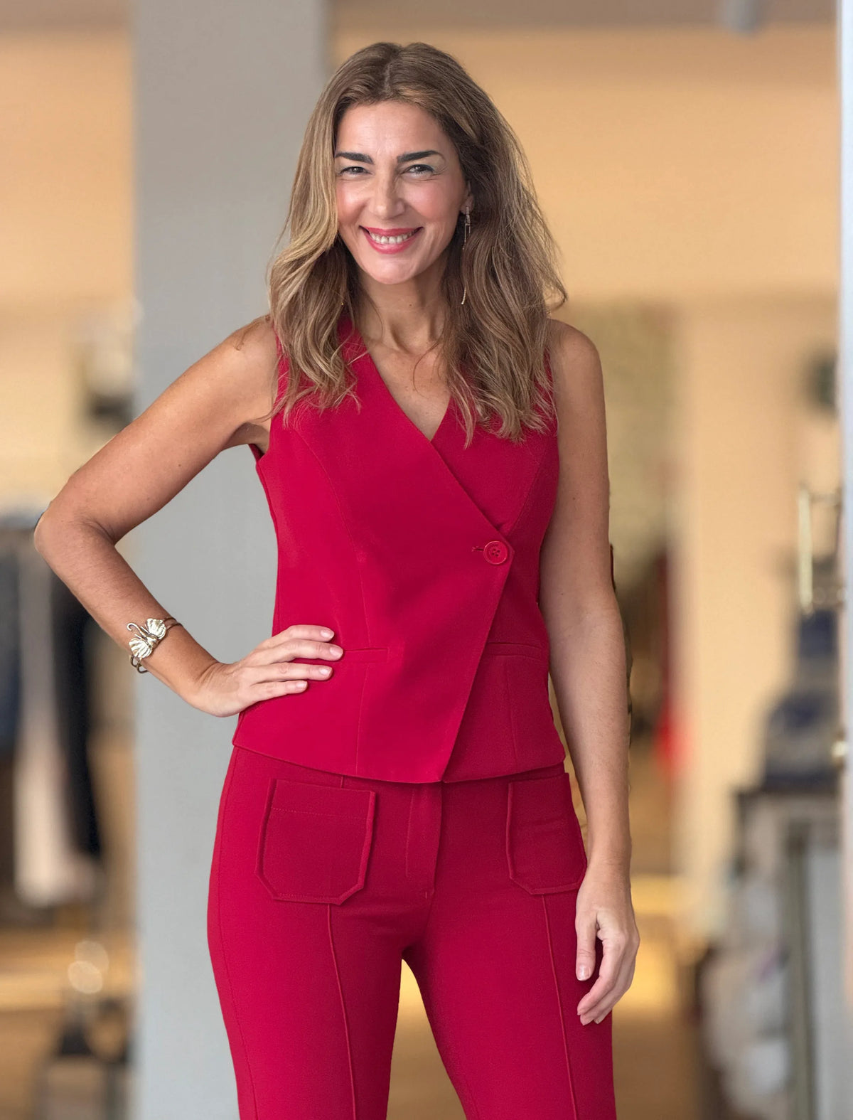 Total look chaqueta pantalón y chaleco marsala