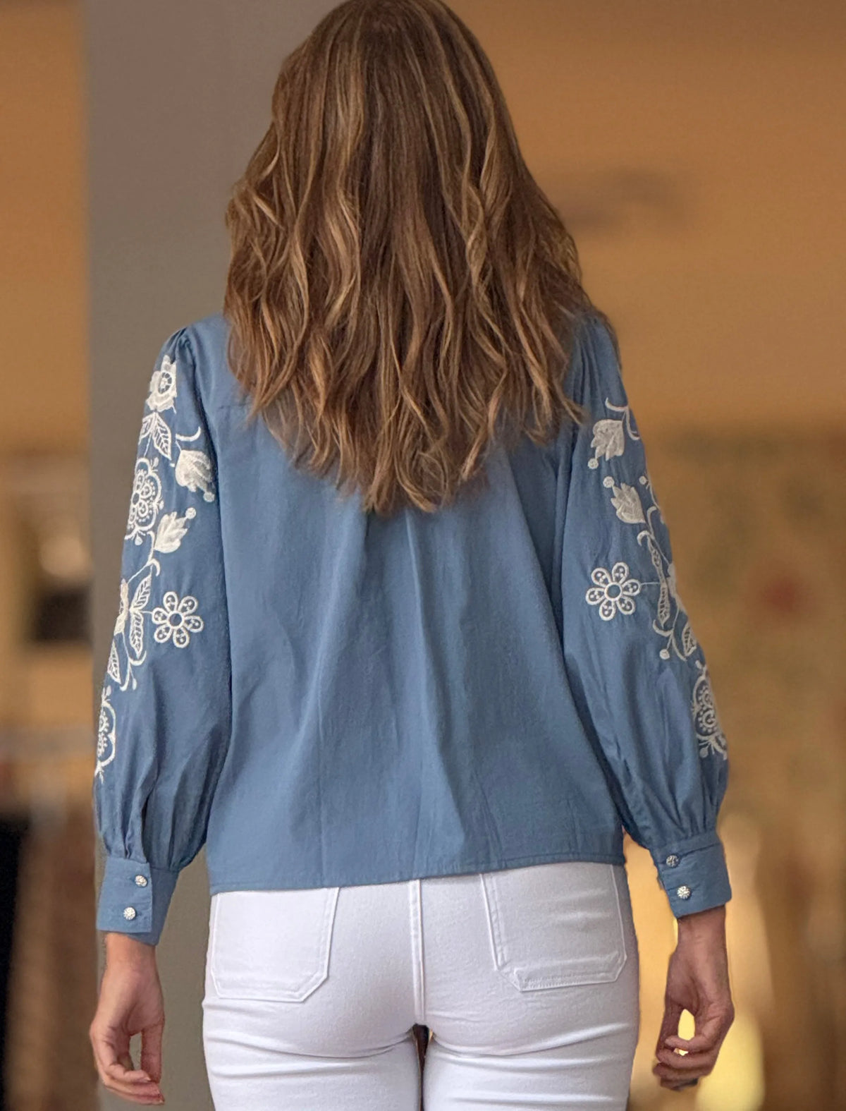 Camisa azul bordada flores ideal
