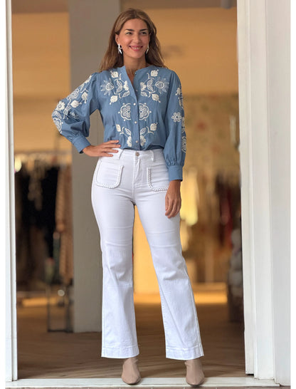 Camisa azul bordada flores ideal