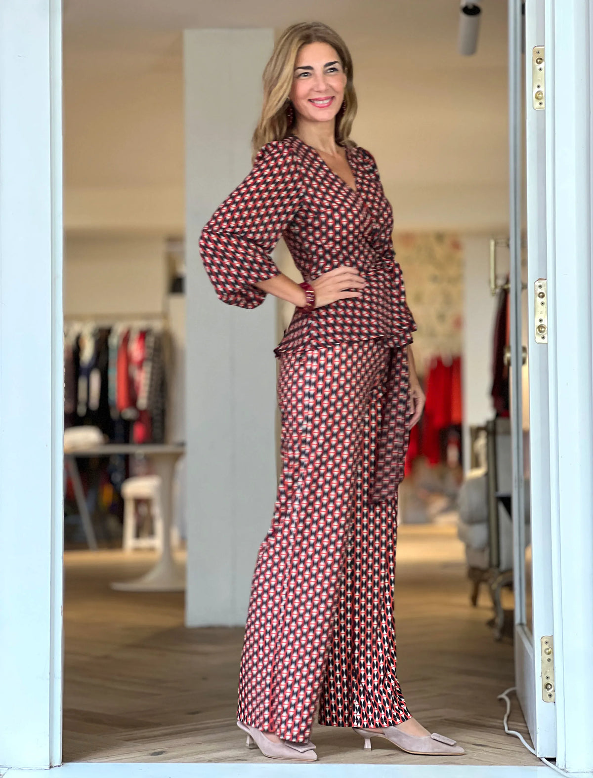 Total look camisa cruzada fluida y pantalón de punto elástico ideal