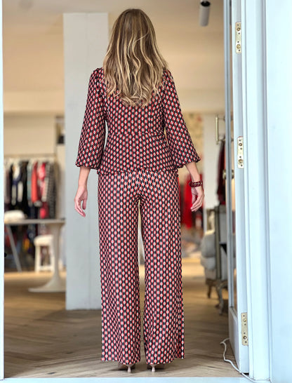 Total look camisa cruzada fluida y pantalón de punto elástico ideal