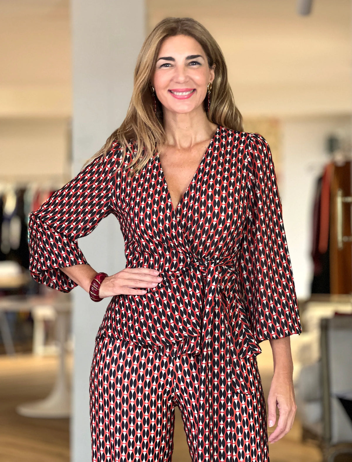 Total look camisa cruzada fluida y pantalón de punto elástico ideal