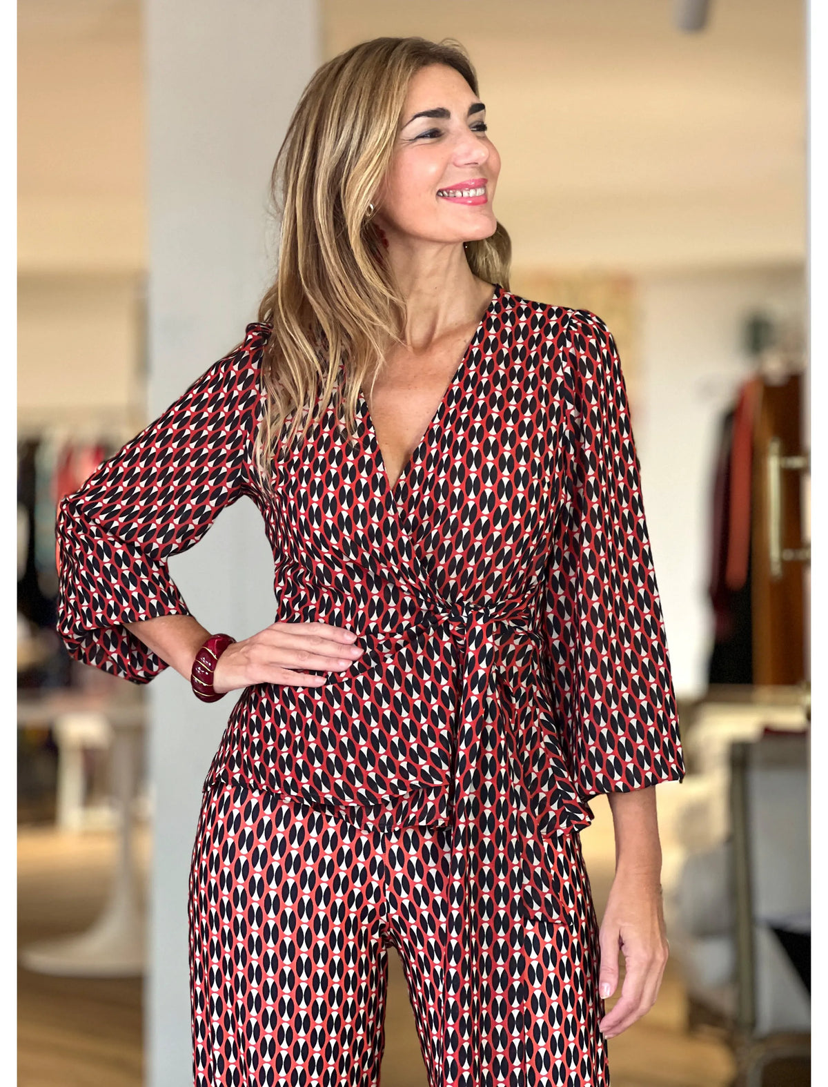 Total look camisa cruzada fluida y pantalón de punto elástico ideal