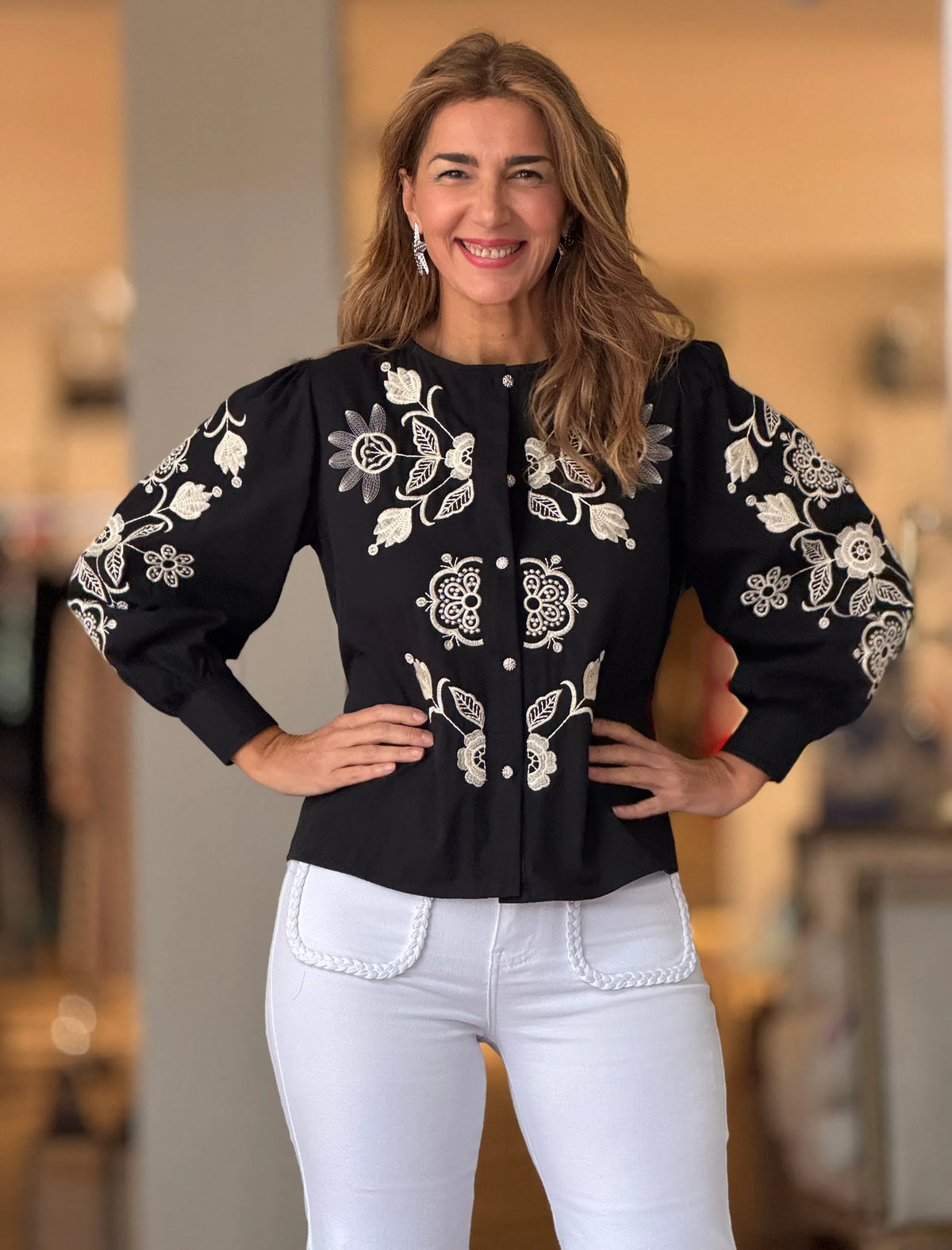 Camisa negra bordada flores ideal