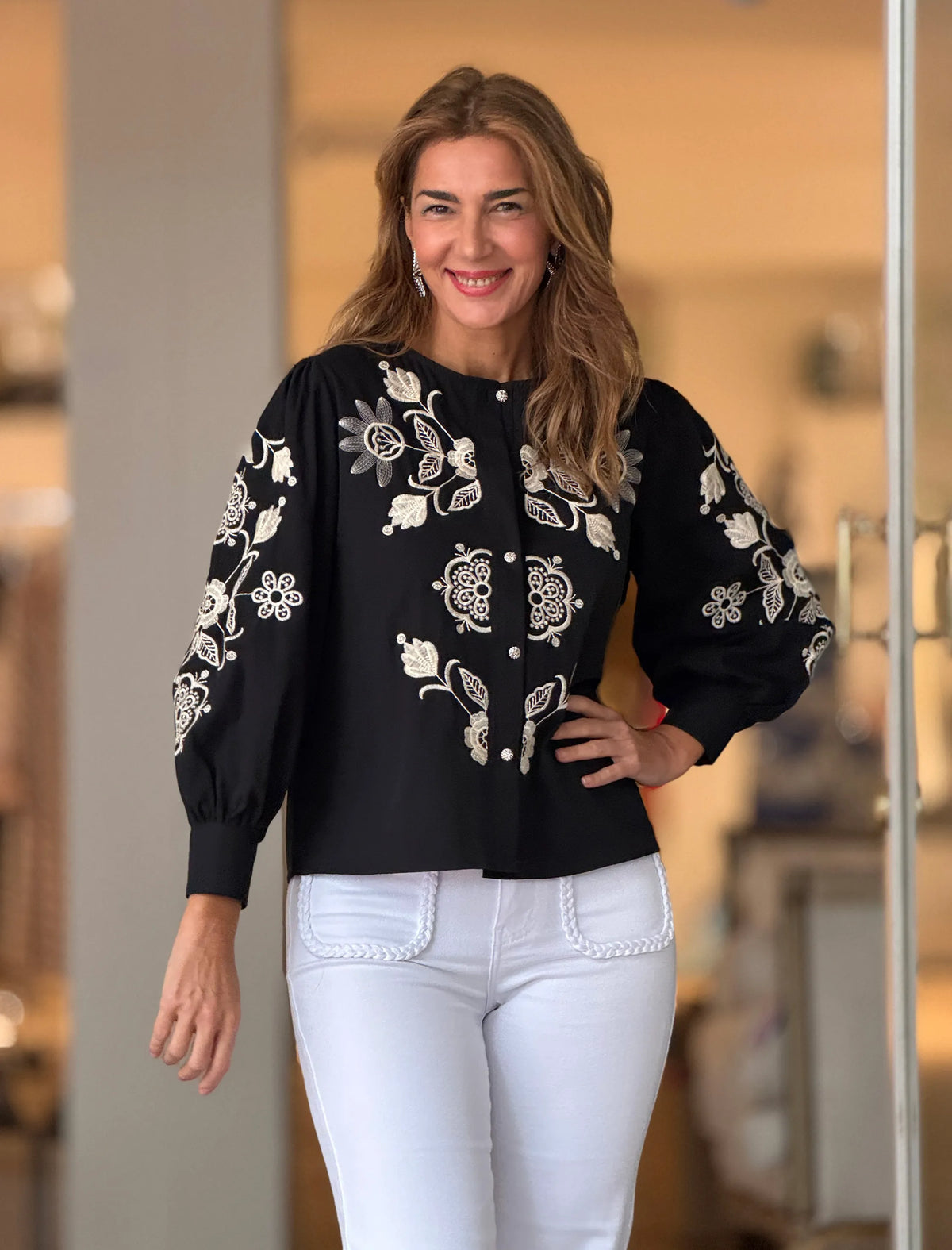 Camisa negra bordada flores ideal