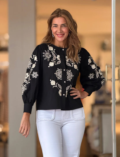 Camisa negra bordada flores ideal