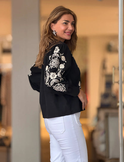 Camisa negra bordada flores ideal