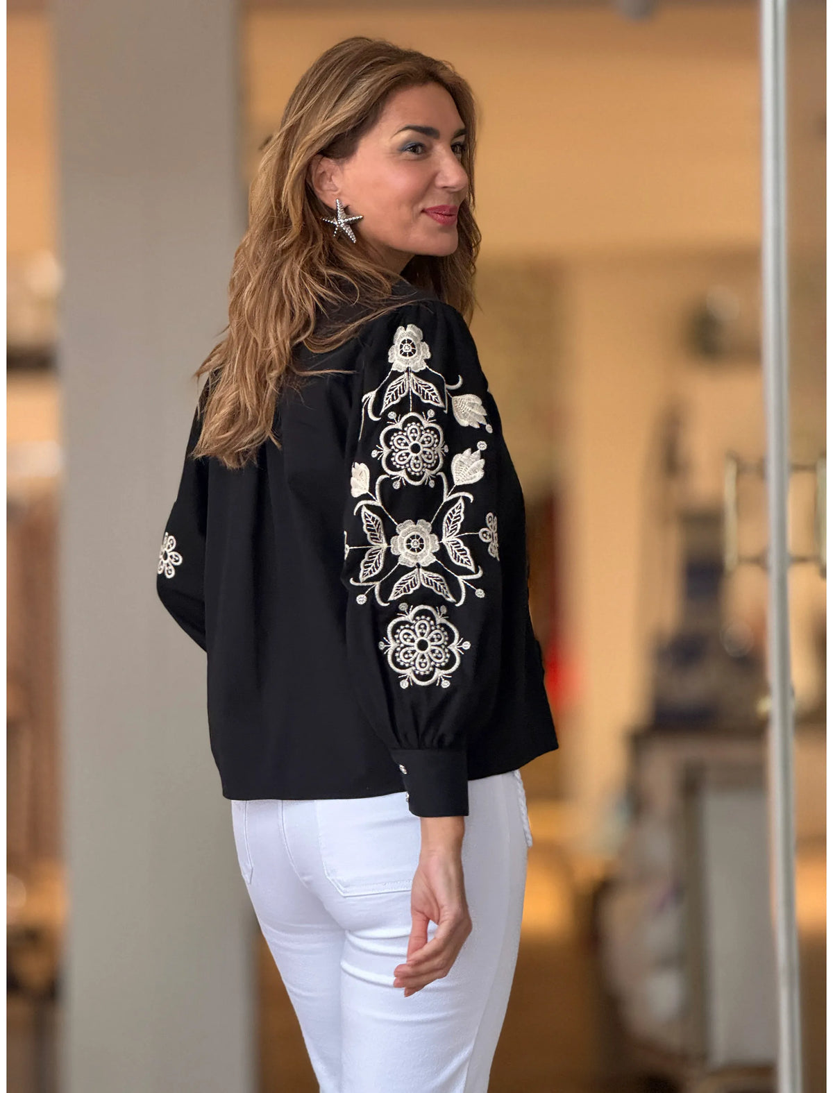Camisa negra bordada flores ideal