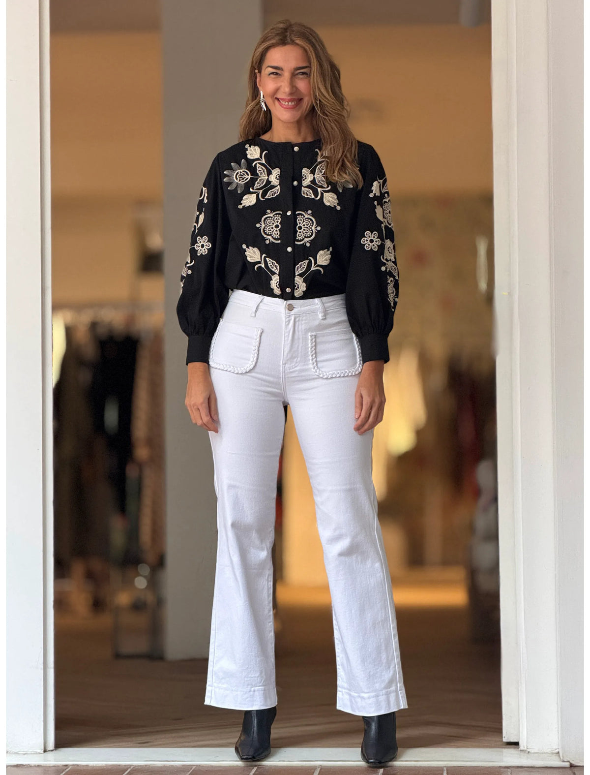 Camisa negra bordada flores ideal