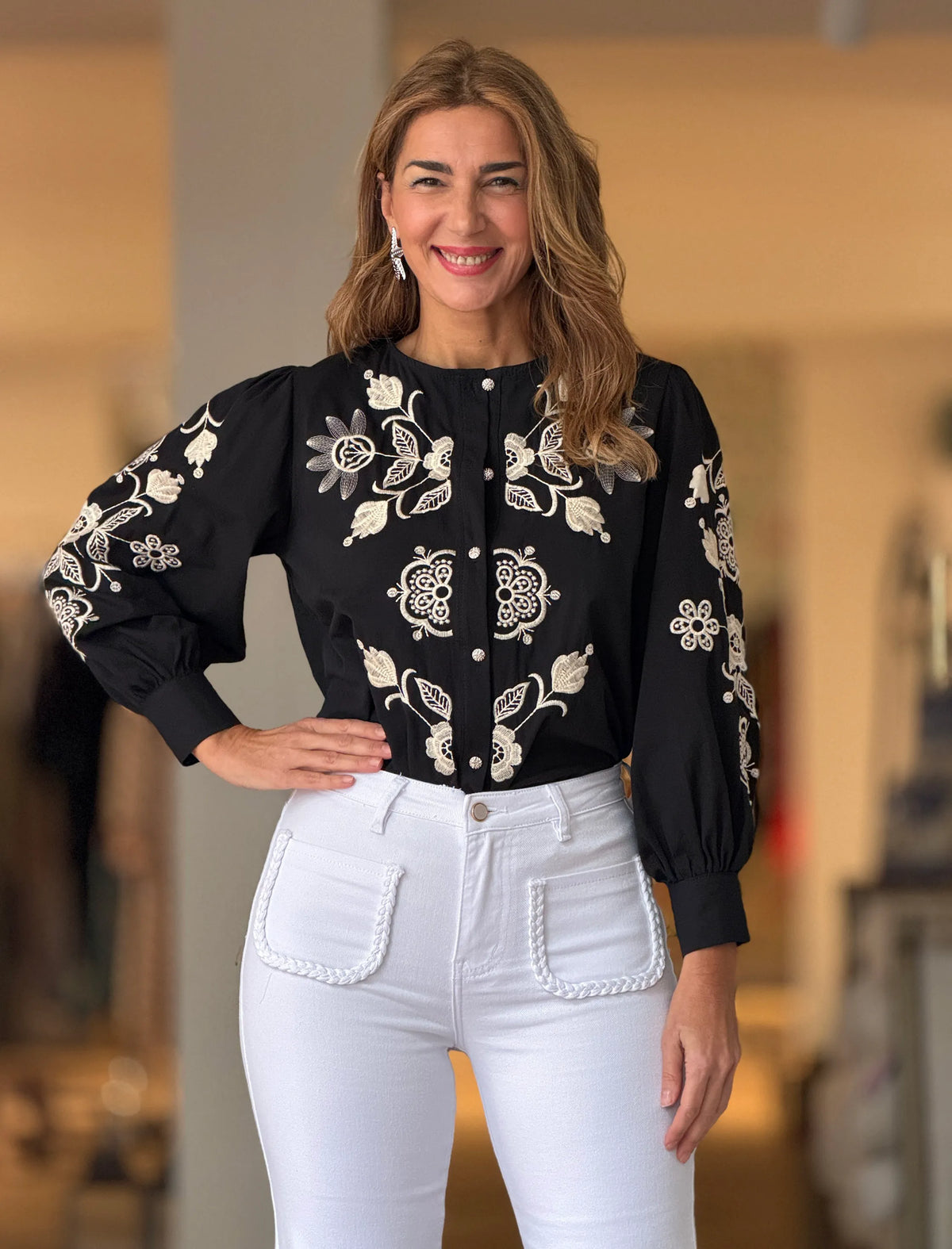 Camisa negra bordada flores ideal