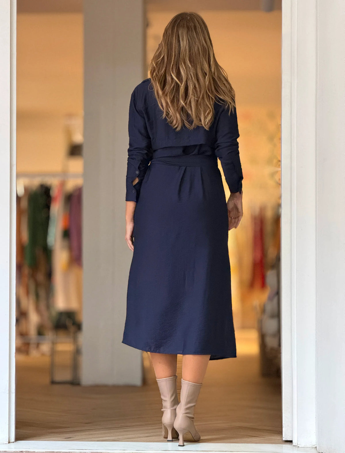 Vestido cruzado azul marino elegante