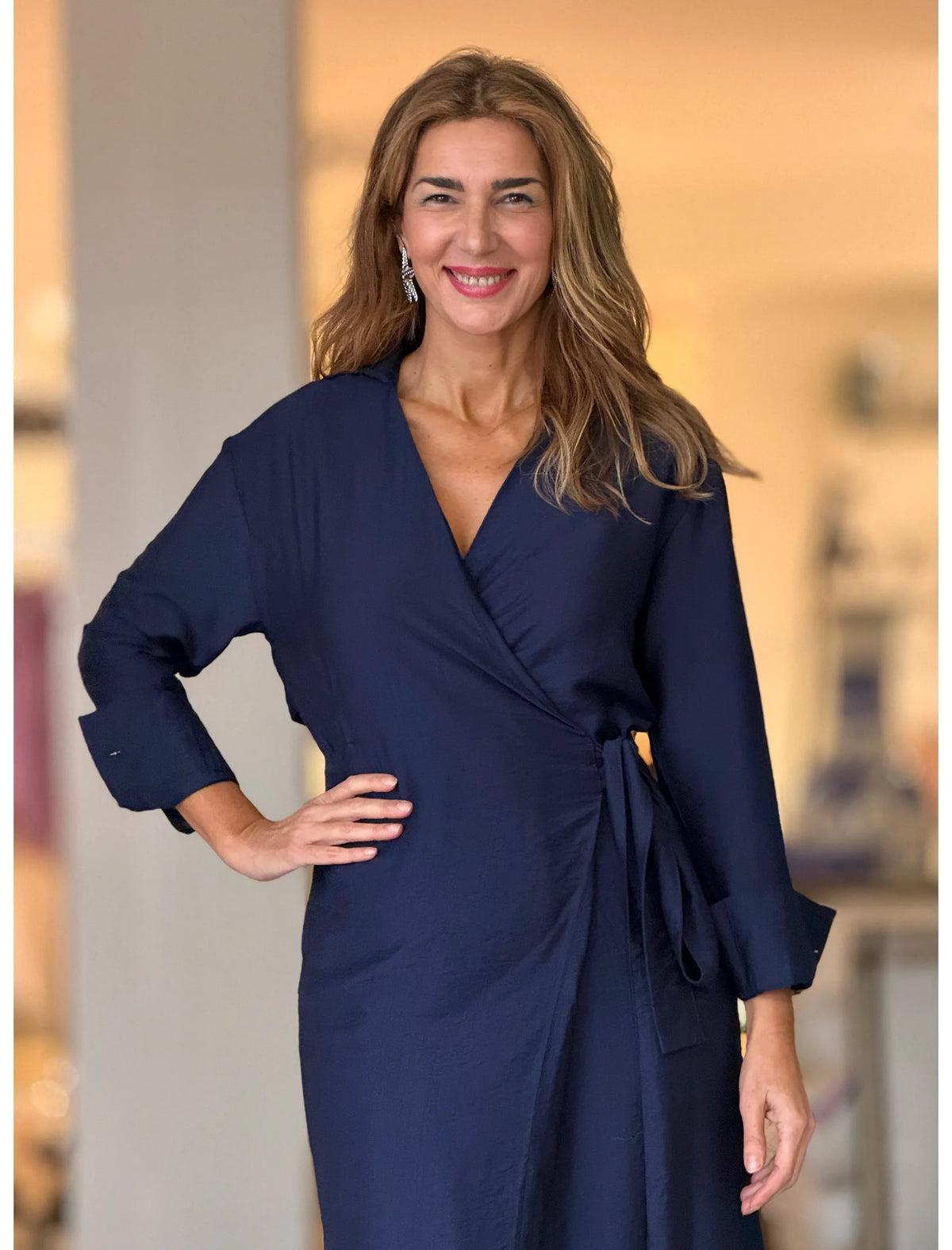 Vestido cruzado azul marino elegante