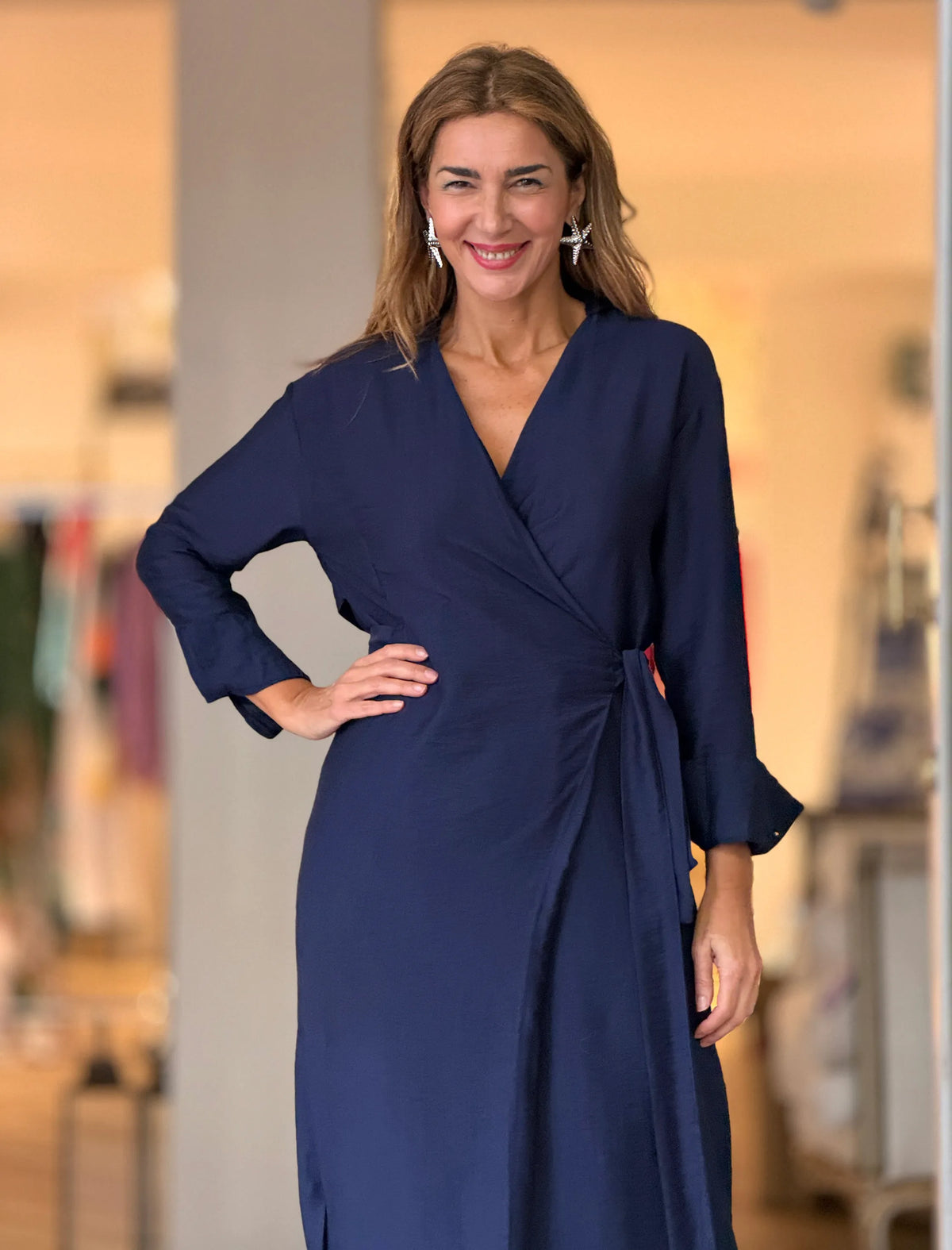 Vestido cruzado azul marino elegante