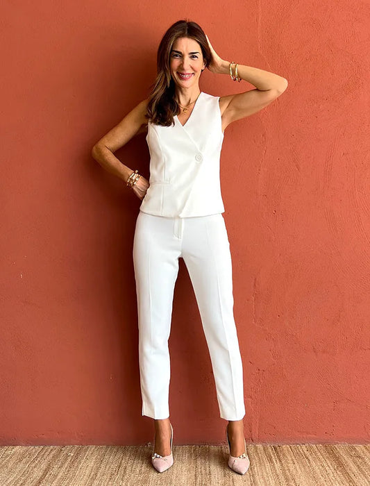 Total look con chaleco chic y pantalón para todo blanco