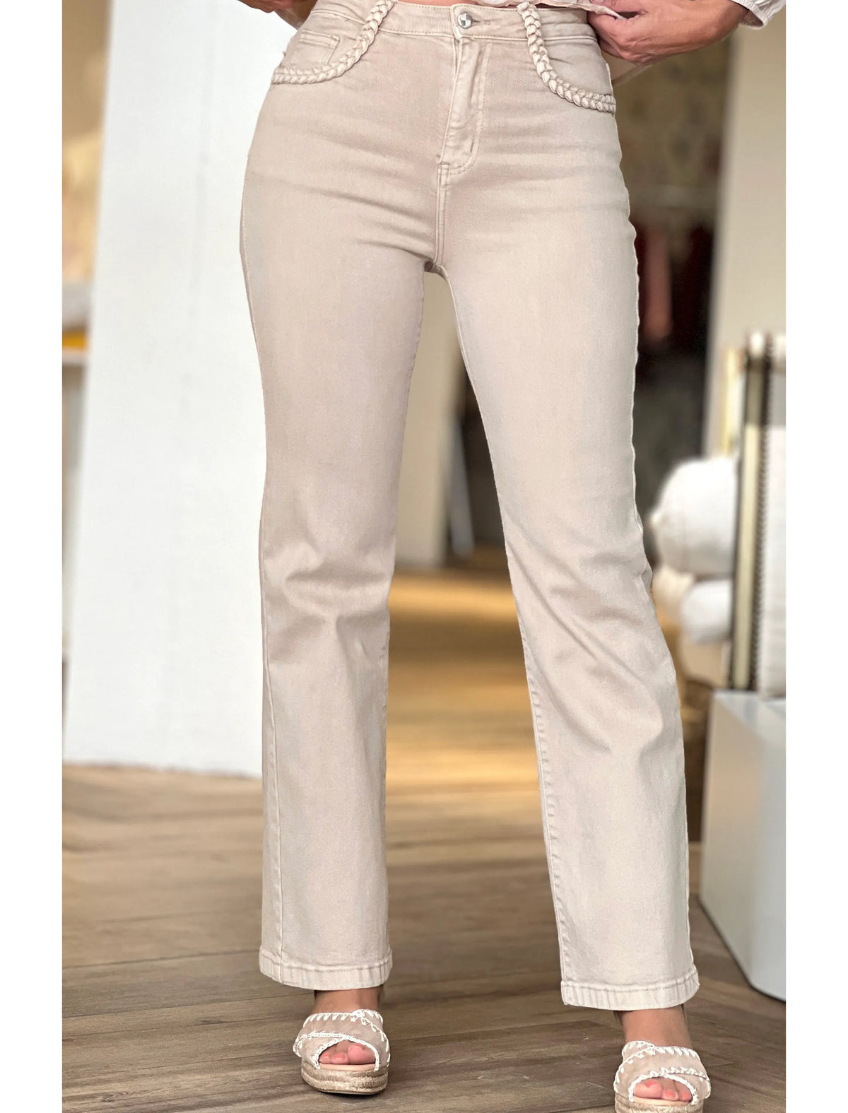 Pantalón vaquero bolsillos chic arena