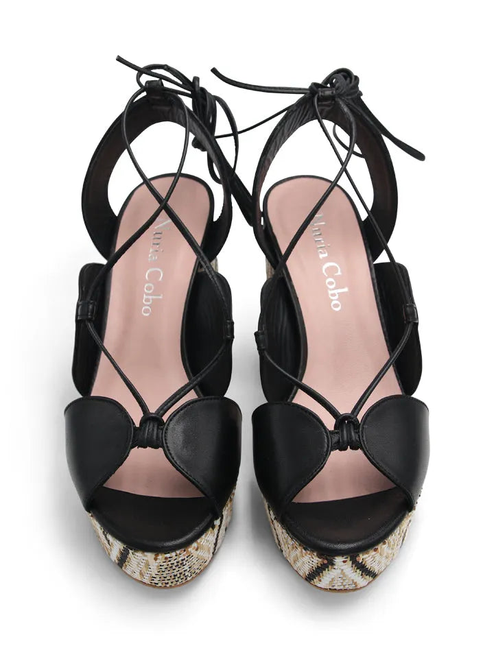 Camiseta de pico vestida negra