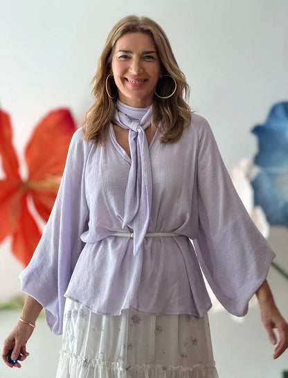 Camisa lila con lazada ideal