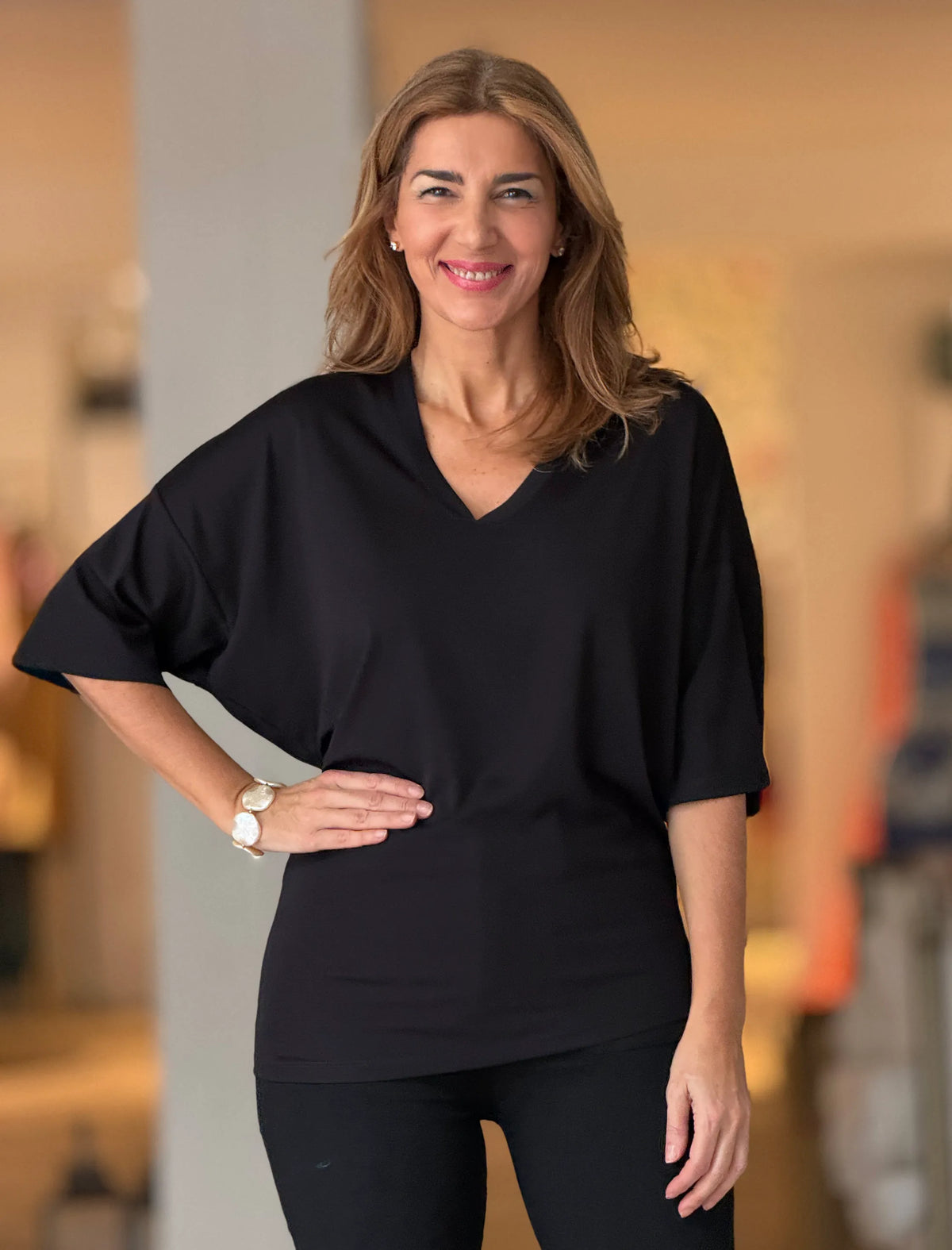 Camiseta negra de pico muy chic