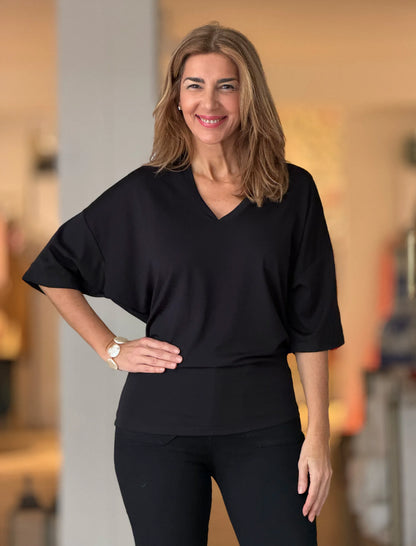 Camiseta negra de pico muy chic