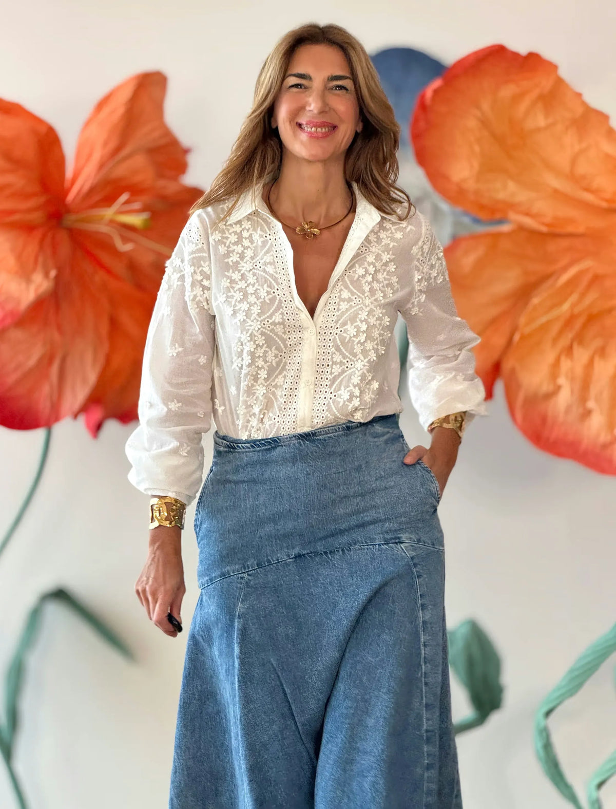 Camisa blanca de mujer preciosa de encajes