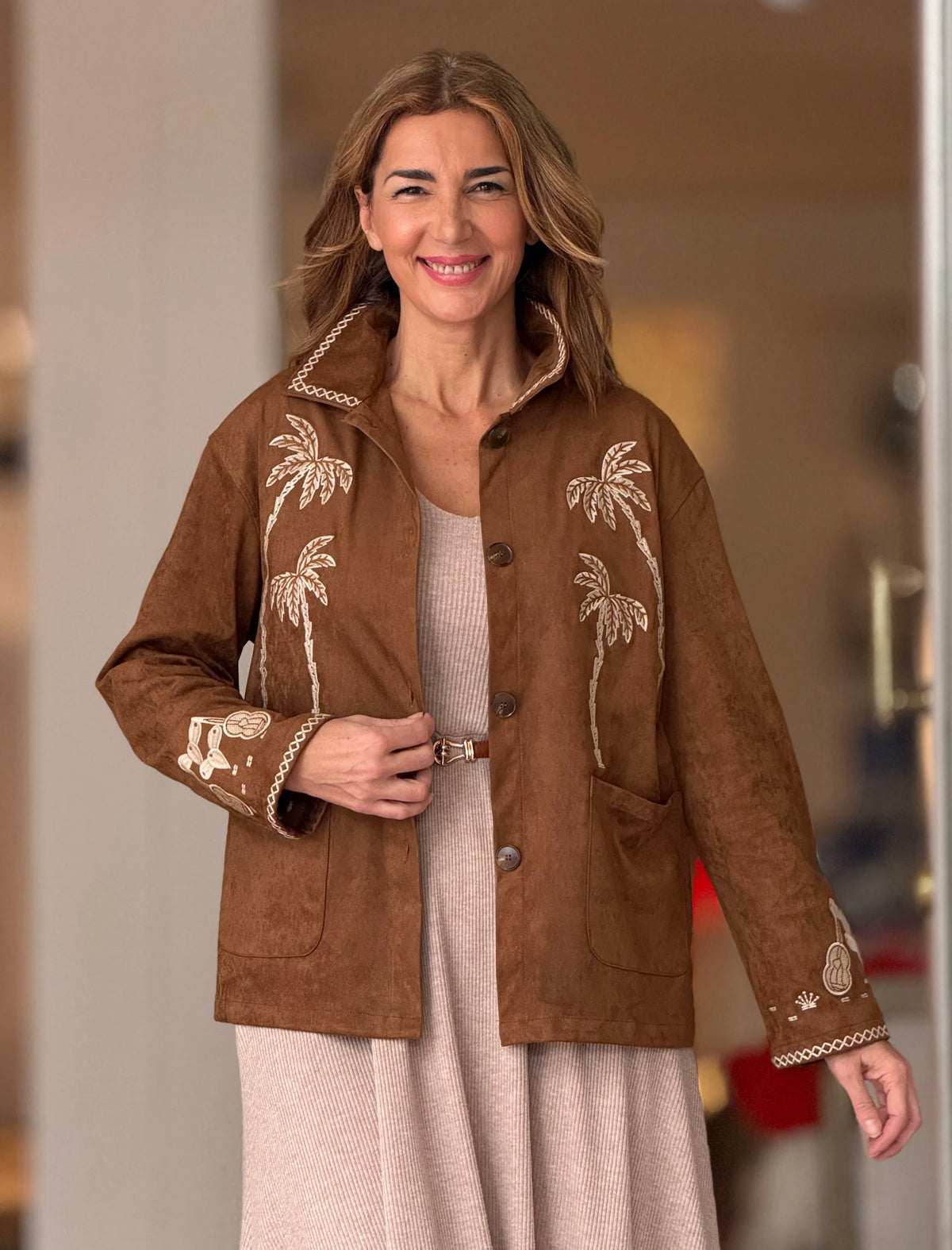 Chaqueta palmeras bordadas camel