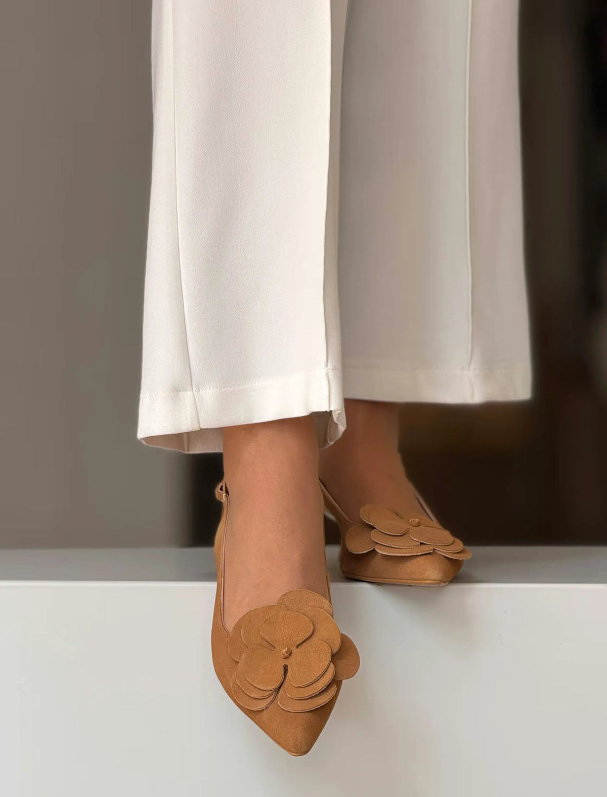 Zapato de salón destalonado tacón medio camel Flor ideal