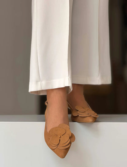 Zapato de salón destalonado tacón medio camel Flor ideal