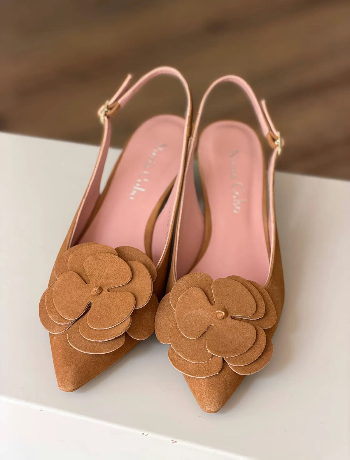 Zapato de salón destalonado tacón medio camel Flor ideal