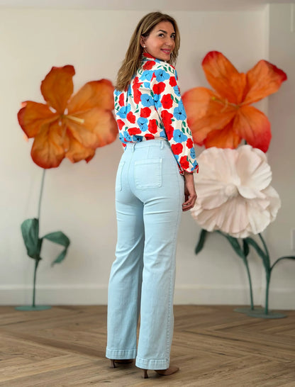 Pantalón celeste flare bolsillos