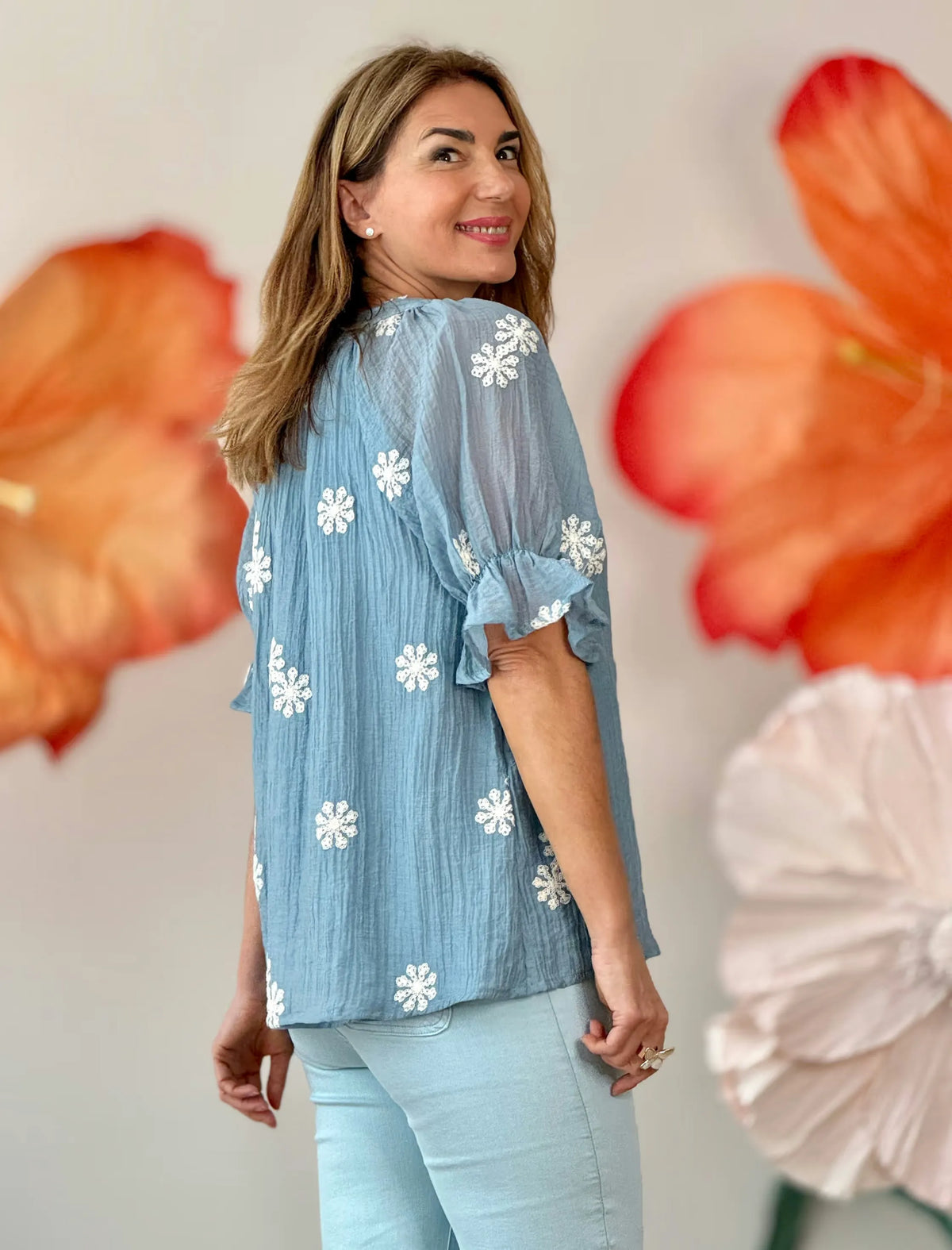 Blusa celeste bordada romántica