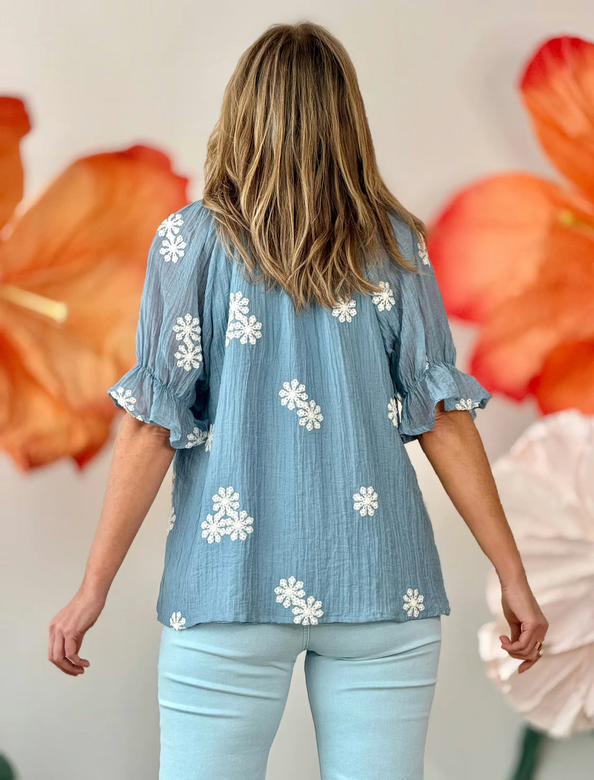 Blusa celeste bordada romántica