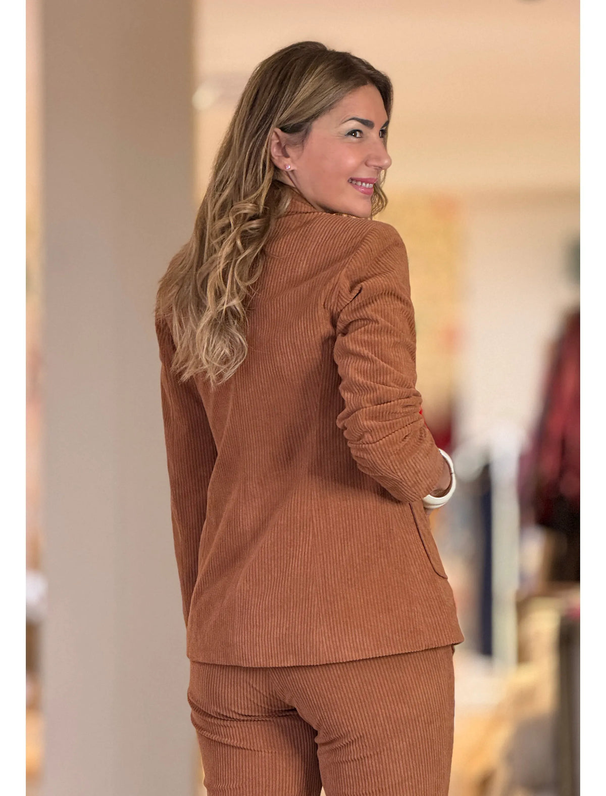 Total look chaqueta y pantalón de pana camel